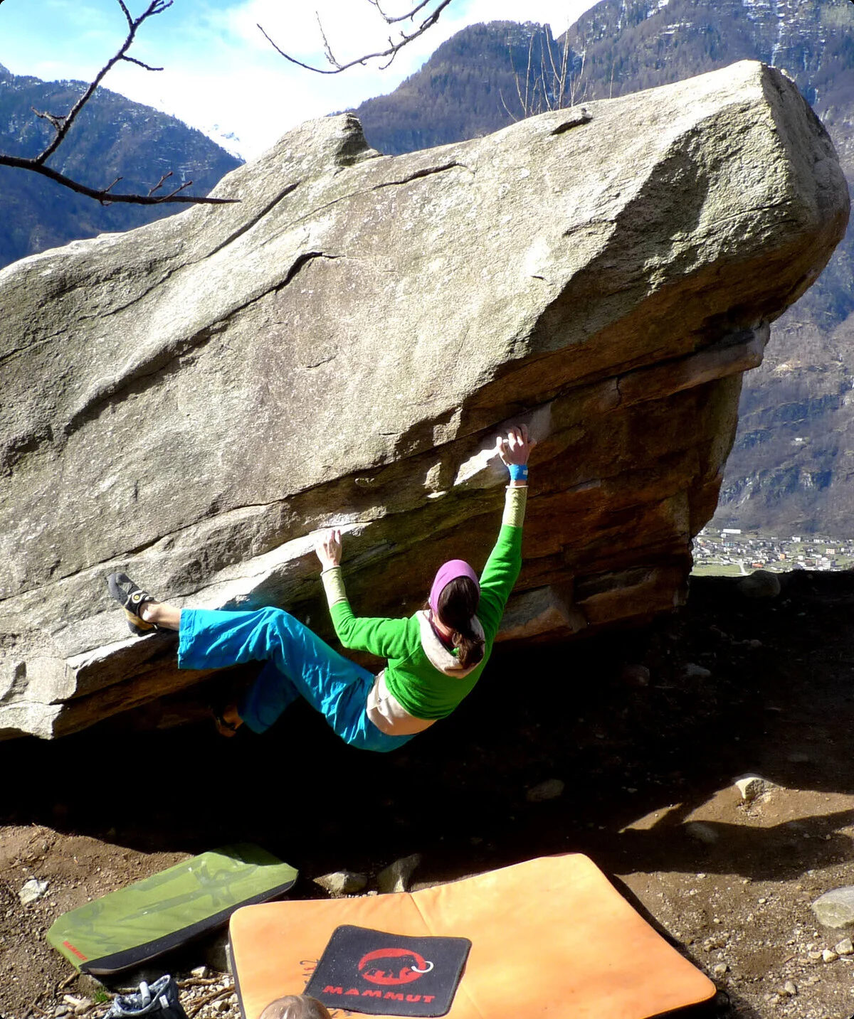 Ein Mann bouldert an einem Outdoor-Boulderfelsblock | © DAV/Matthias Keller