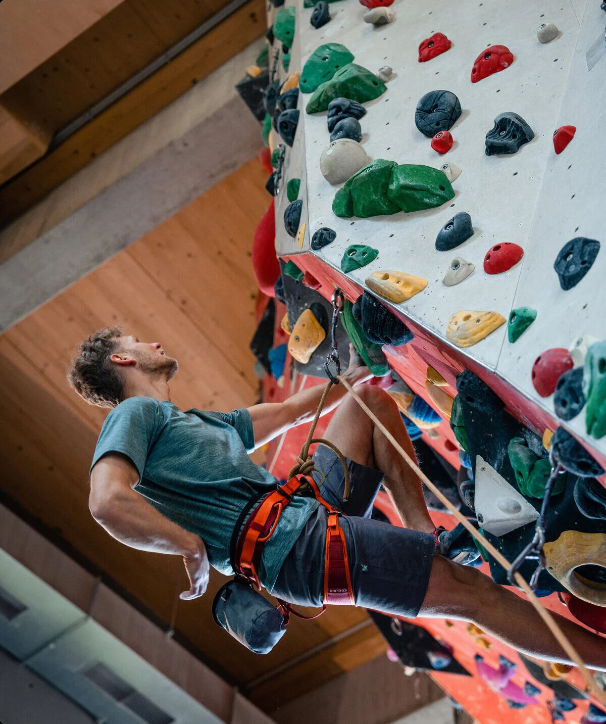 Ein Mann beginnt an einer Wand zu bouldern | © DAV/Marisa Koch
