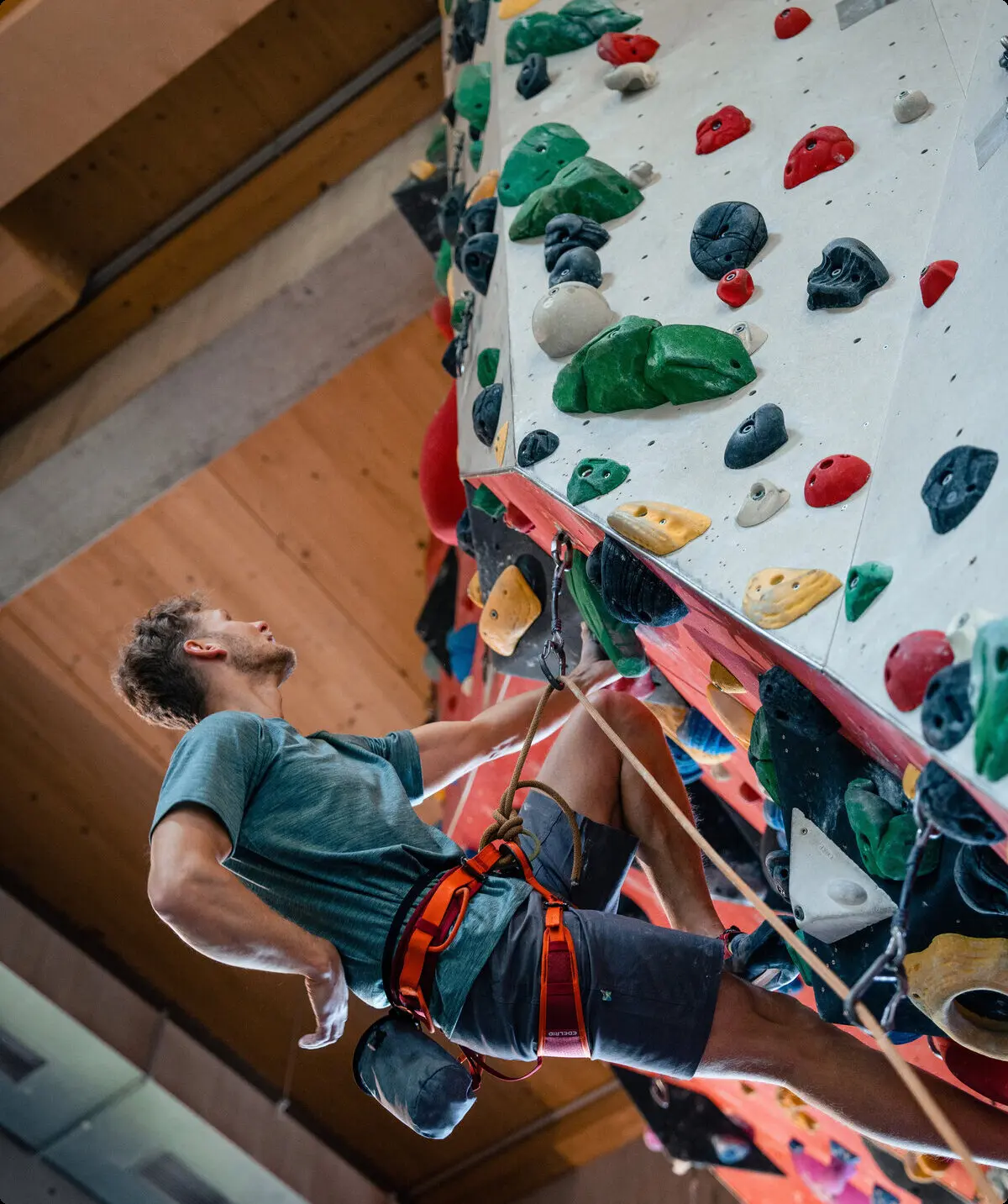Ein Mann beginnt an einer Wand zu bouldern | © DAV/Marisa Koch