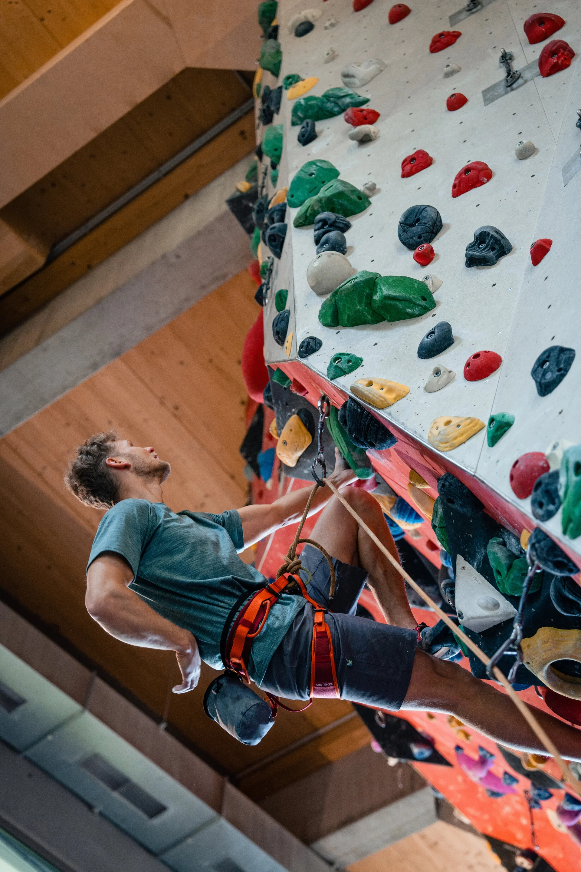 Ein Mann beginnt an einer Wand zu bouldern | © DAV/Marisa Koch