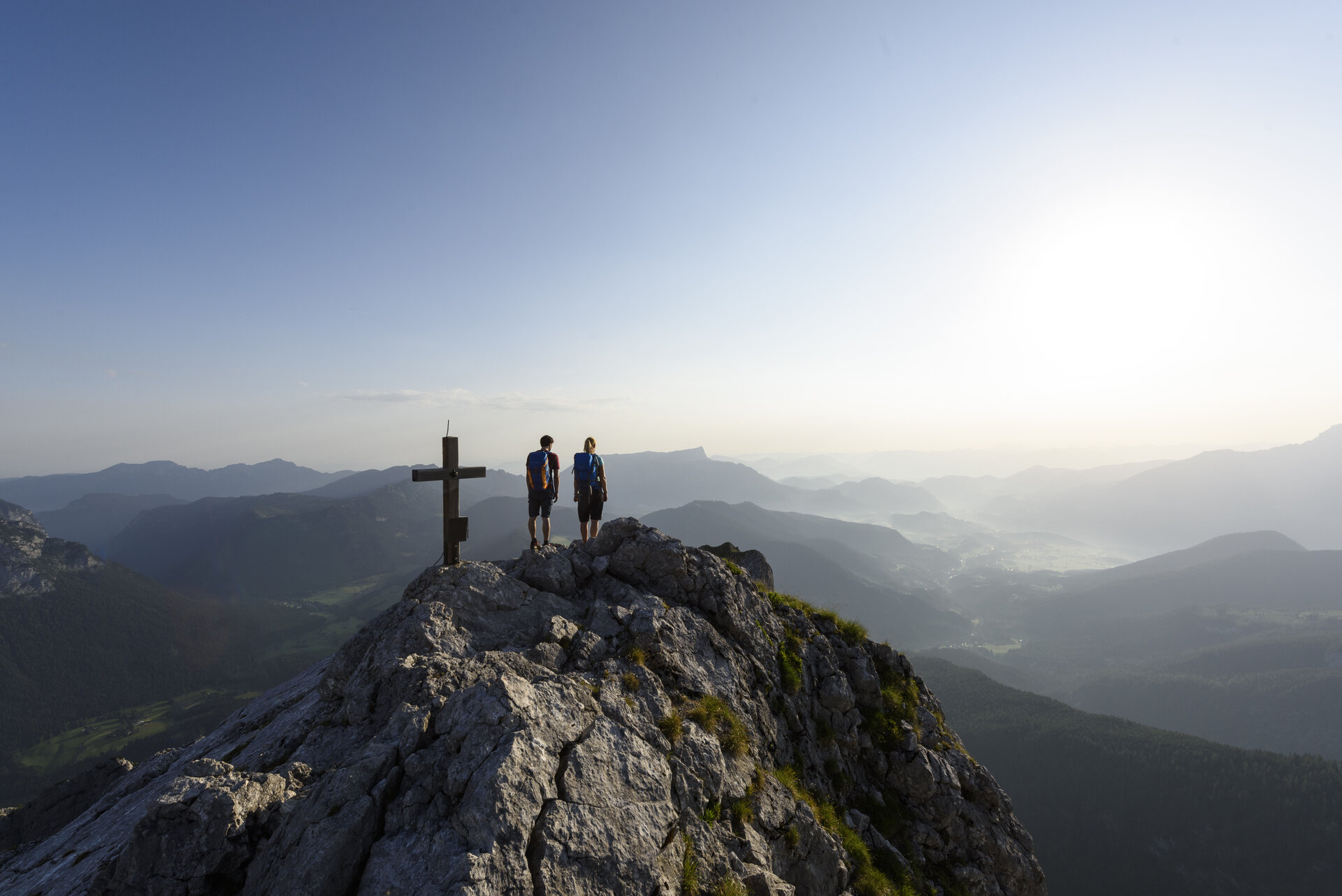 Schärtenspitze - Gipfelkreuz | © DAV/Wolfgang Ehn Zwei Wanderer auf einem Berggipfel mit Gipfelkreuz - aus der Ferne fotografiert | © DAV/Wolfgang Ehn