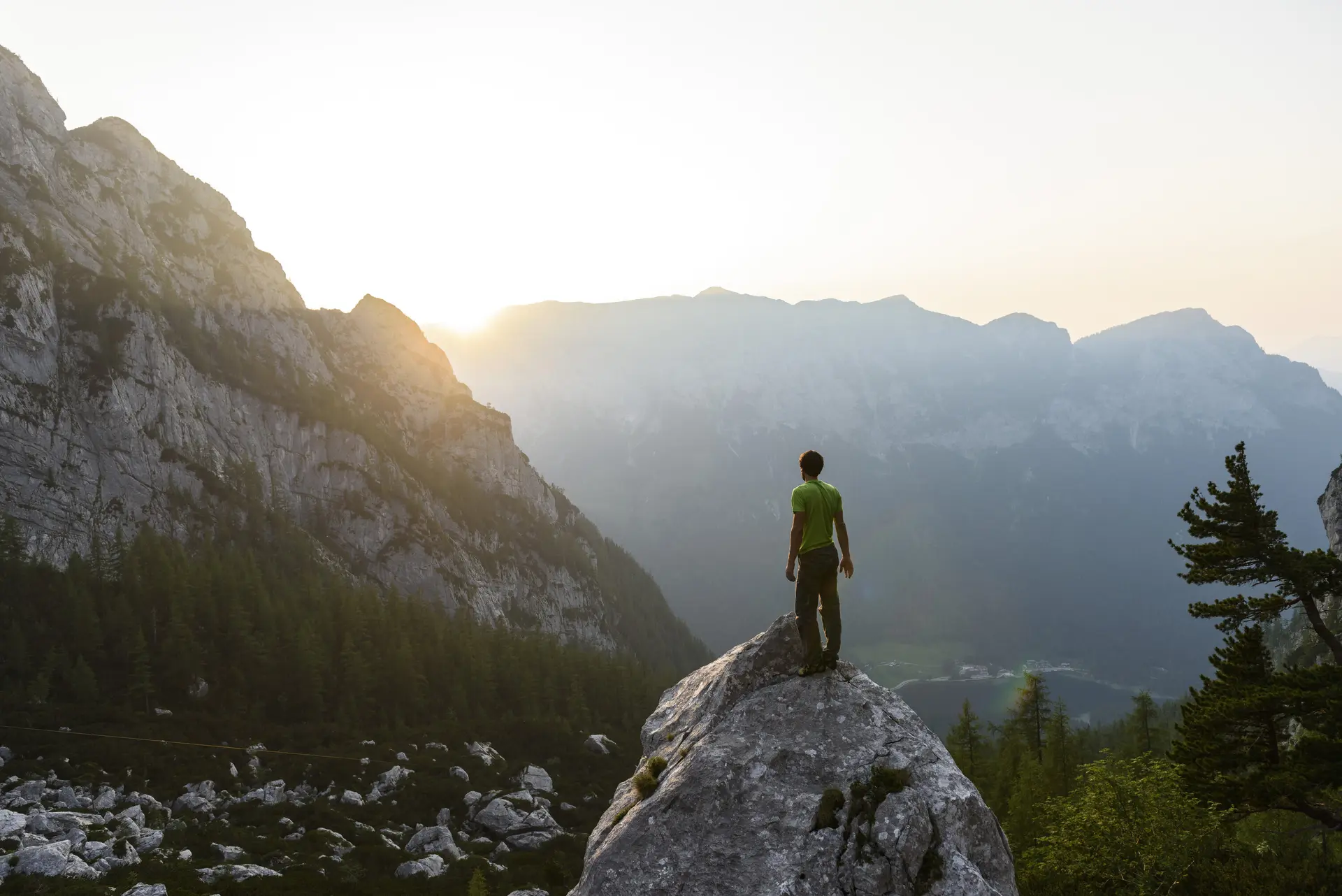 Ein Mann genießt auf einem Felsen den Sonnenuntergang | © DAV/Wolfgang Ehn