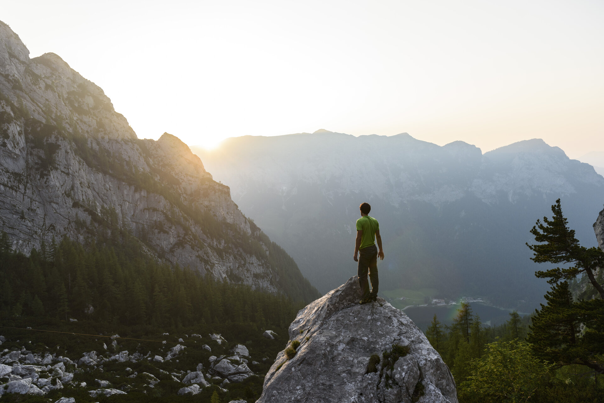 Sonnenuntergang in den Bergen | © DAV/Wolfgang Ehn Ein Mann genießt auf einem Felsen den Sonnenuntergang | © DAV/Wolfgang Ehn