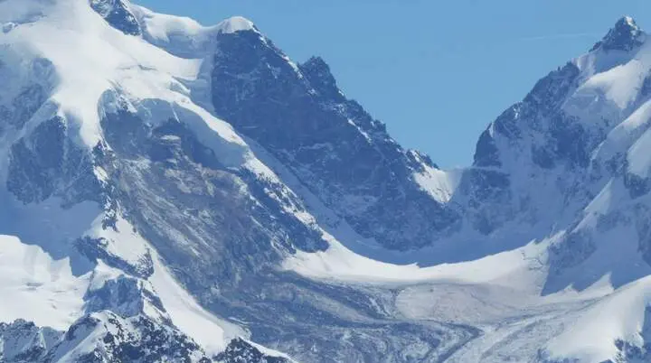 Klaffende Wunde im „Festsaal der Alpen“ (aufgenommen ca. 6 Stunden nach dem Ereignis vom Gipfel des Piz Nair). | © Manfred Scheuermann